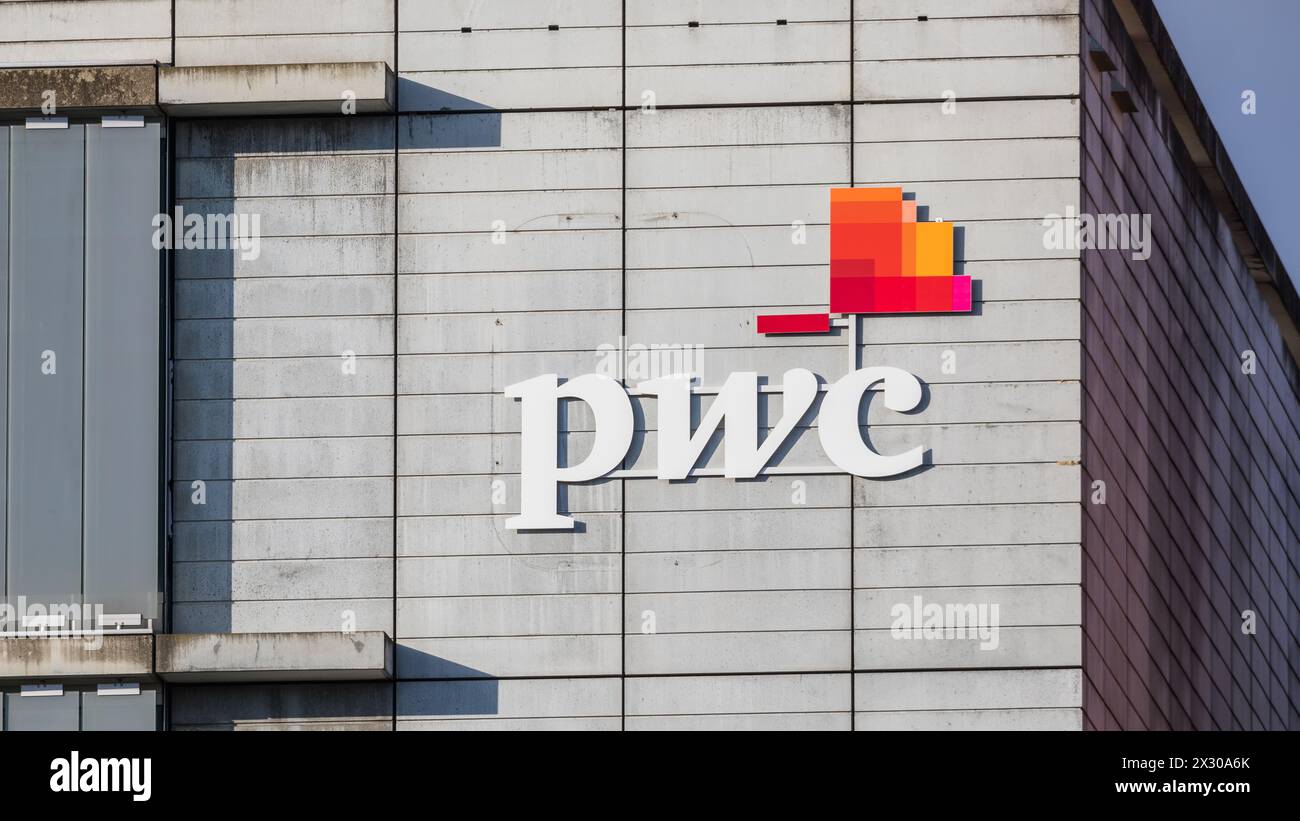 Zürich, Schweiz - 11. Januar 2022 : logo von PWC PricewaterhouseCoopers à Oerlikon. Banque D'Images