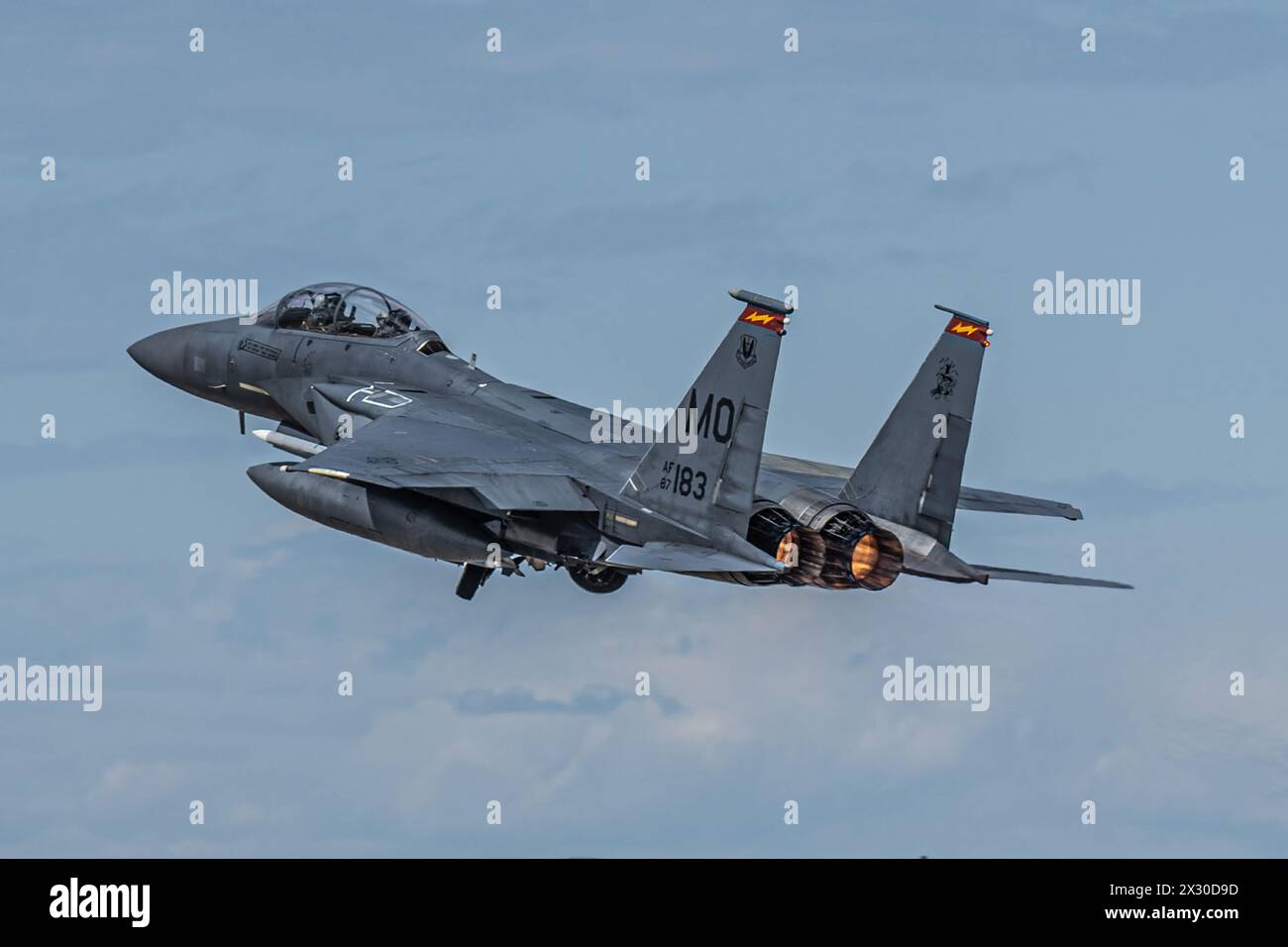 Le F-15E Strike Eagle de l'US Air Force affecté à la 389th Fighter Wing décolle lors de l'exercice double Barrel 24-1 à Gowen Field, Idaho, le 9 avril 2024 Banque D'Images