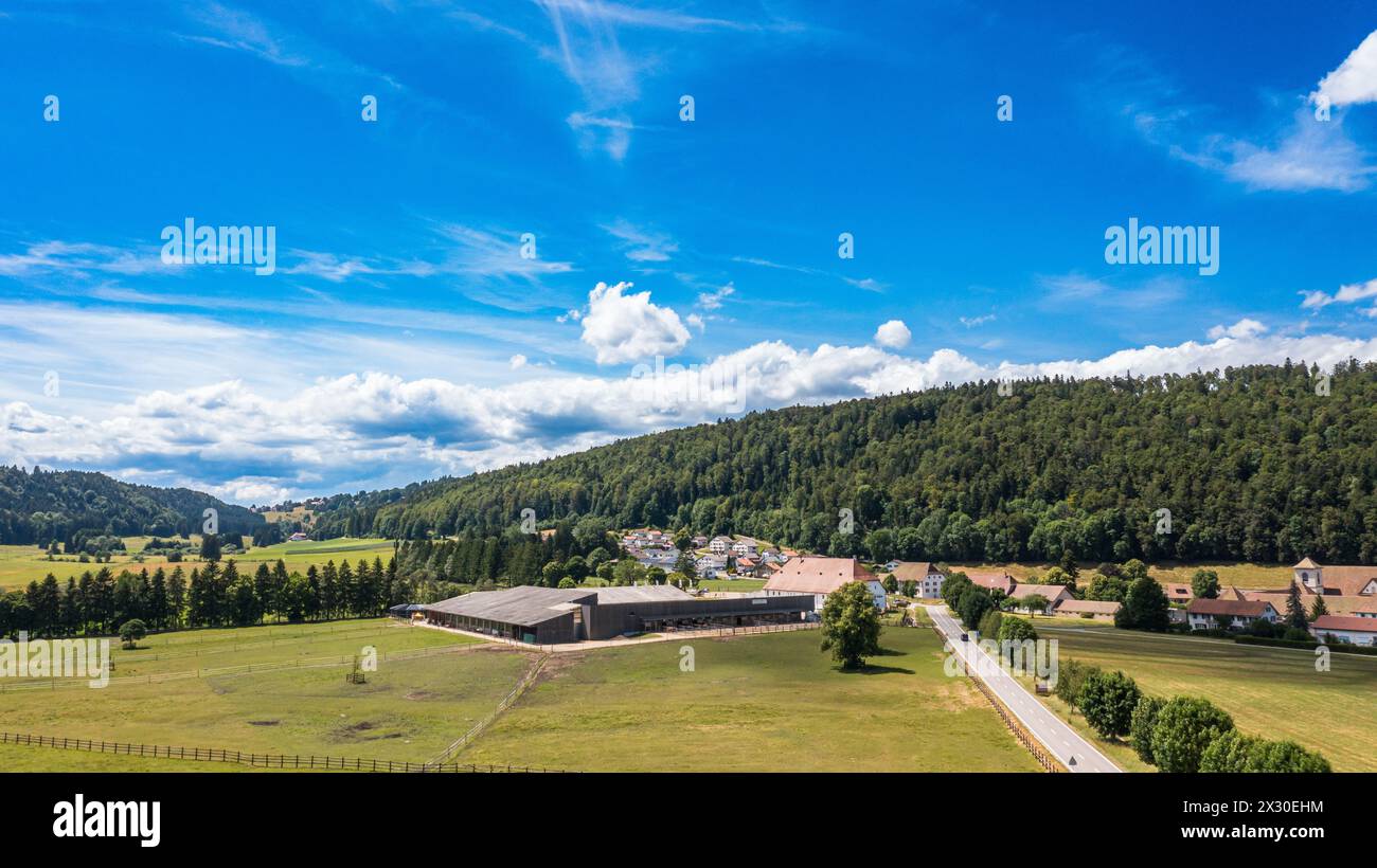 Der Berner Jura Hat eine wunderschöne Landschaft, ist nicht dicht besiedelt und verhältnismässig weitläufig. über dem angrenzenden Frankreiche bilden Banque D'Images