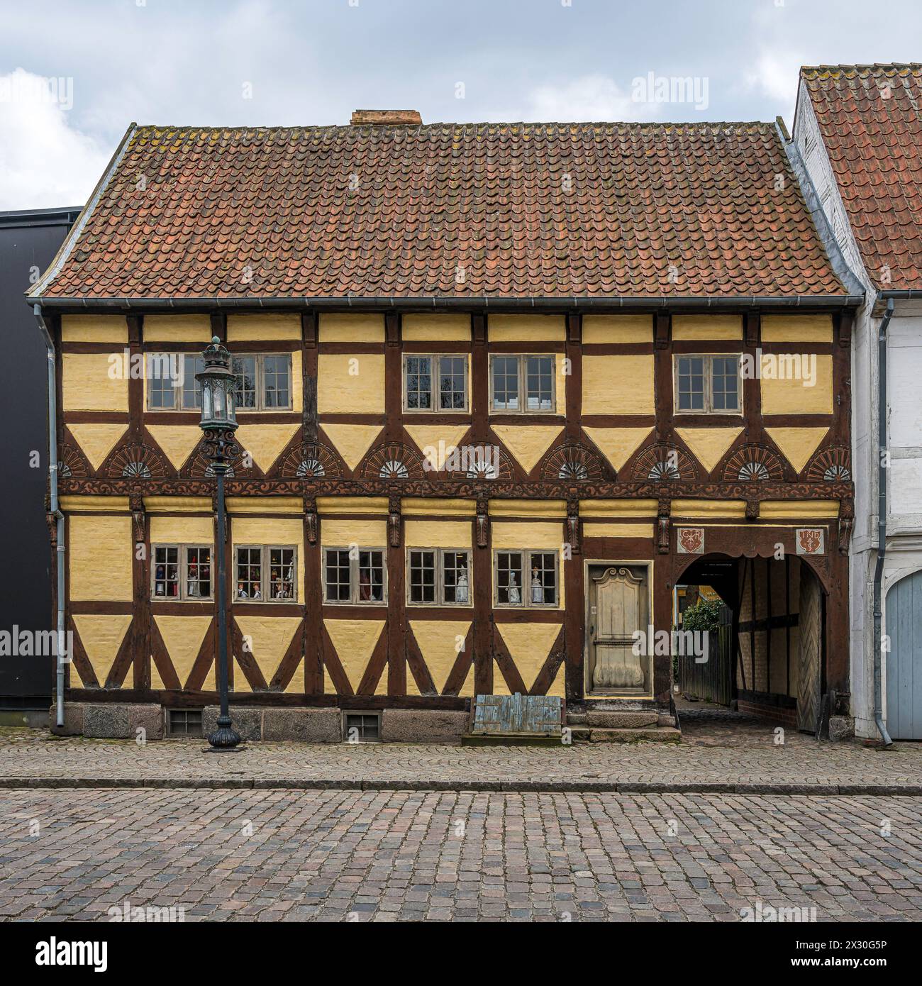 Østerbyes Gård est une maison jaune à colombages datant de 1631 à Odense, Danemark, le 19 avril 2024 Banque D'Images
