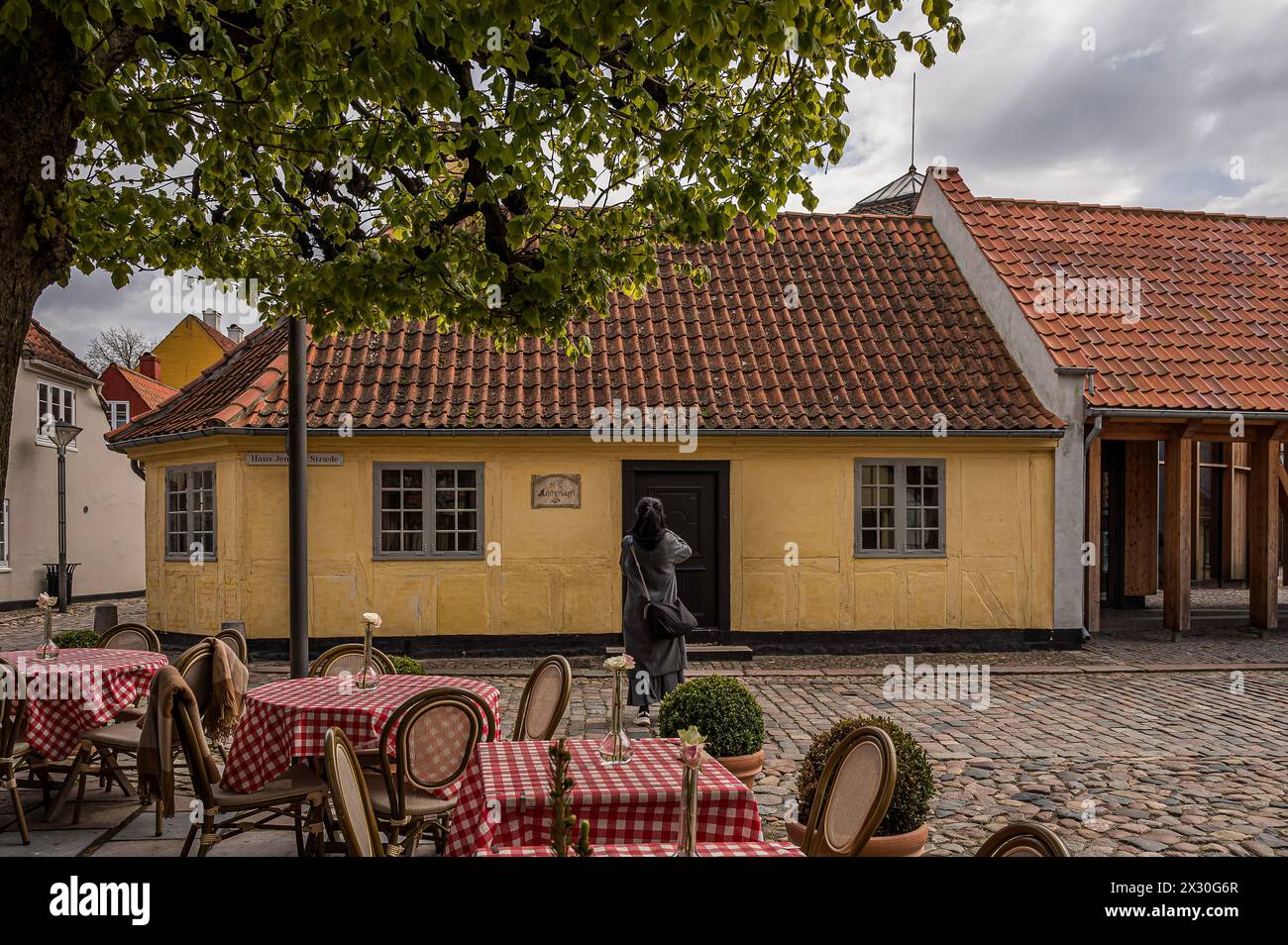 Touriste prenant une photo à la maison du conteur H. C. Andersens à Odense, Danemark, le 19 avril 2024 Banque D'Images