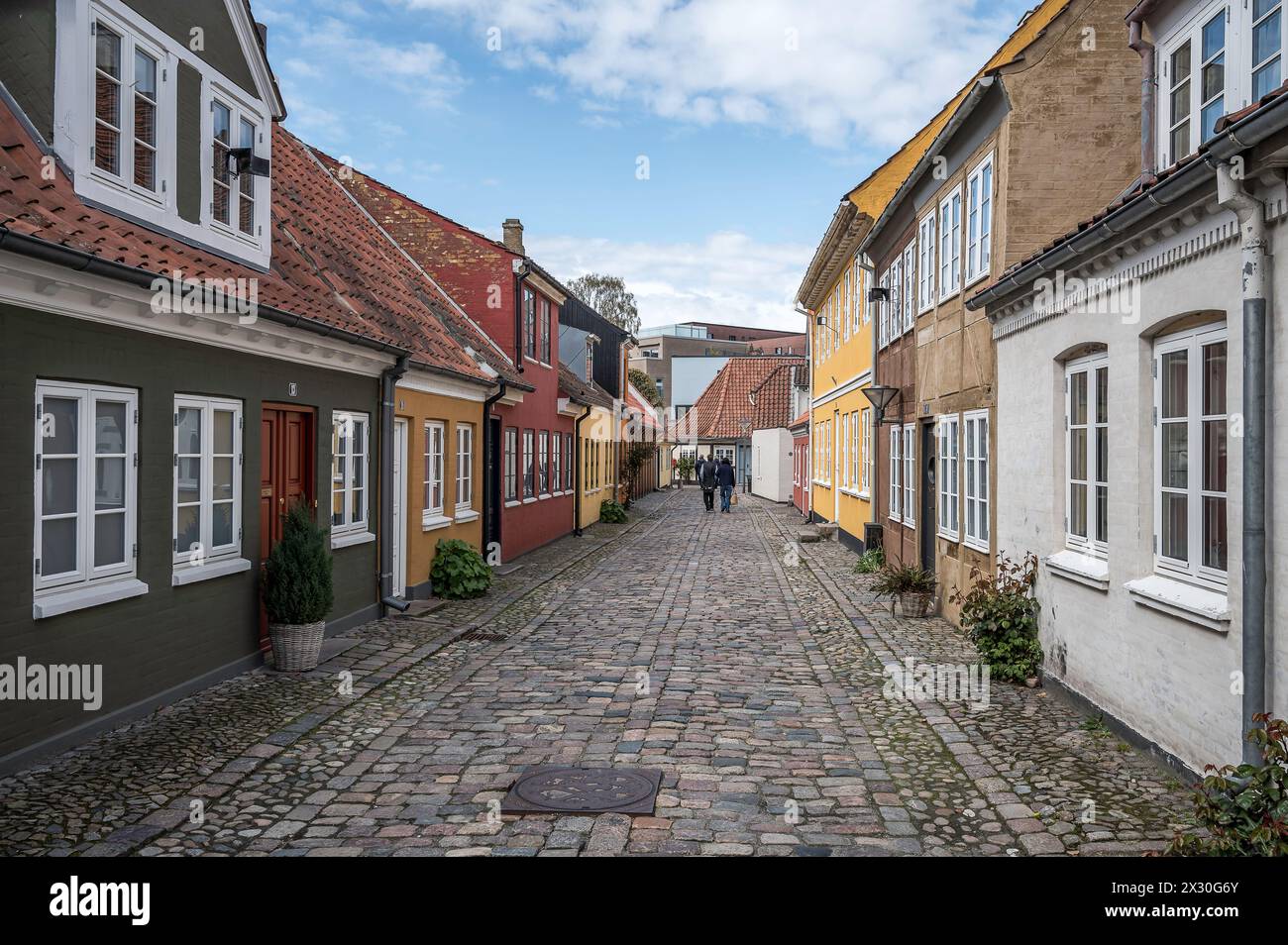 La rue pavée Bangs Boder menant à la maison de Hans Christian Andersen à Odense, Danemark, avril. 19, 2024 Banque D'Images
