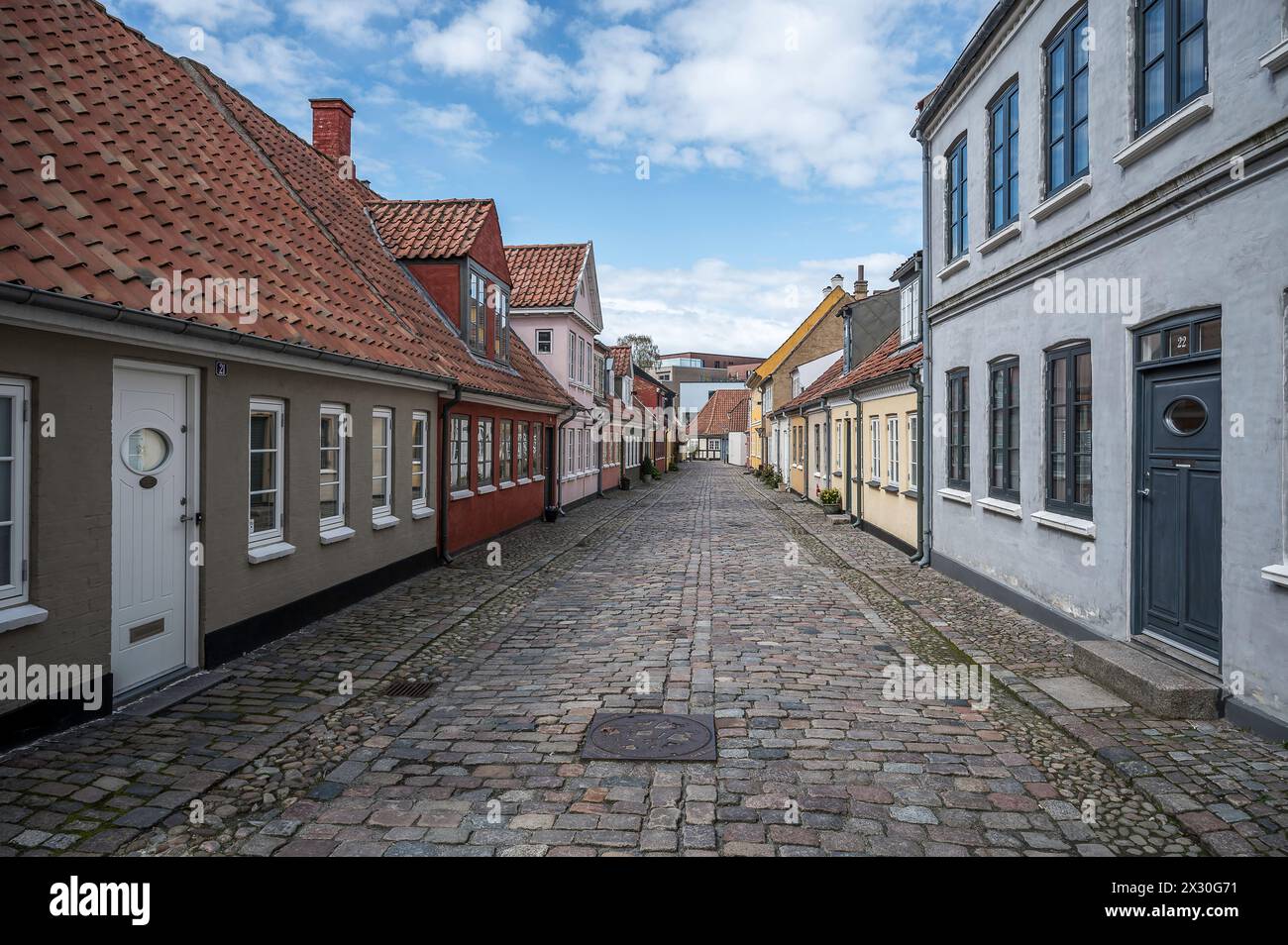 La rue pavée Bangs Boder menant à la maison de Hans Christian Andersen à Odense, Danemark, avril. 19, 2024 Banque D'Images