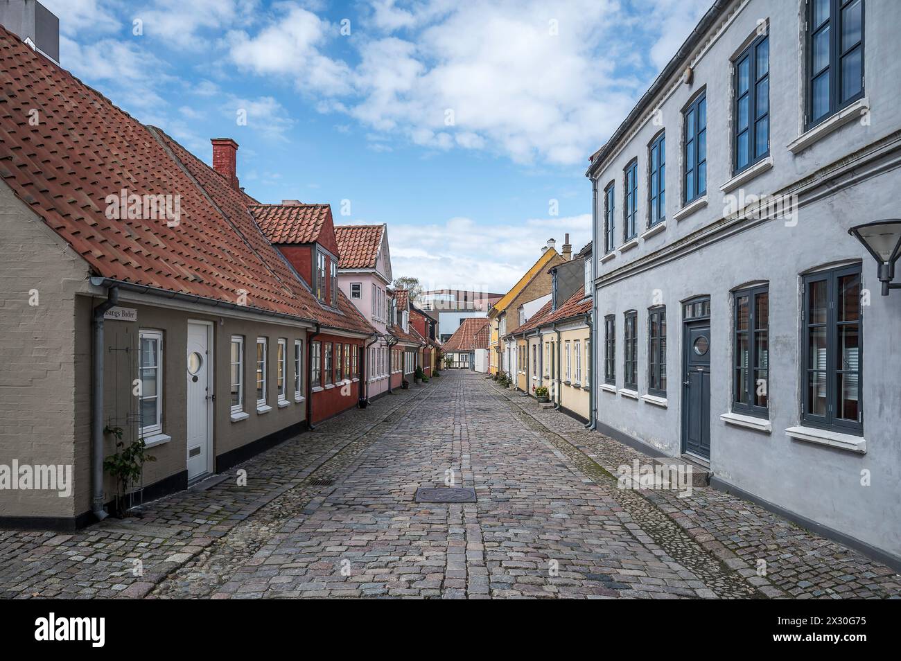 La rue pavée Bangs Boder menant à la maison de Hans Christian Andersen à Odense, Danemark, avril. 19, 2024 Banque D'Images