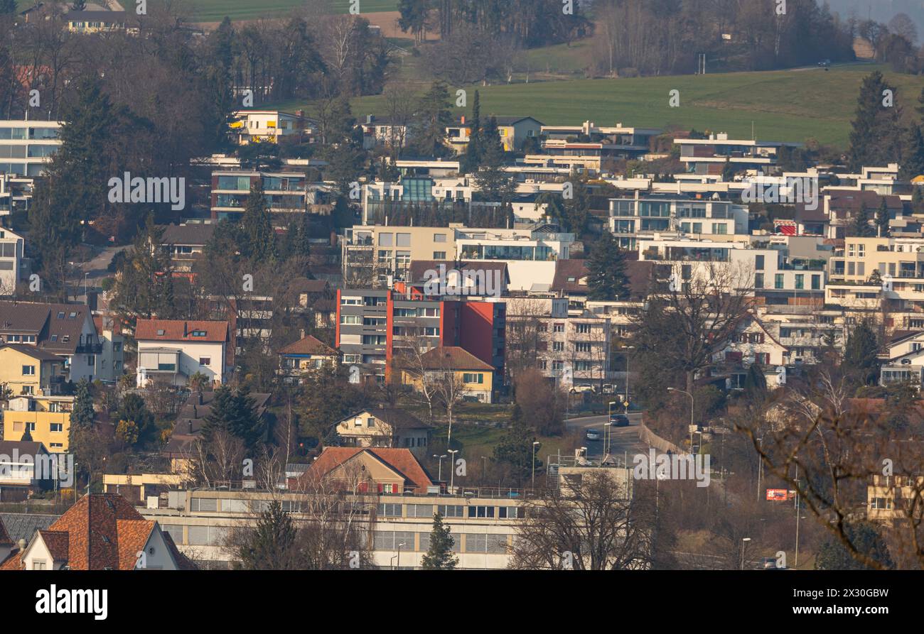 Blick auf das Rüebisbachquartier in der Stadt Kloten. Die Bewohner haben Sicht auf den nahen Flughafen Zürich, weswegen die Zürcher Unterlandgemeinde Banque D'Images