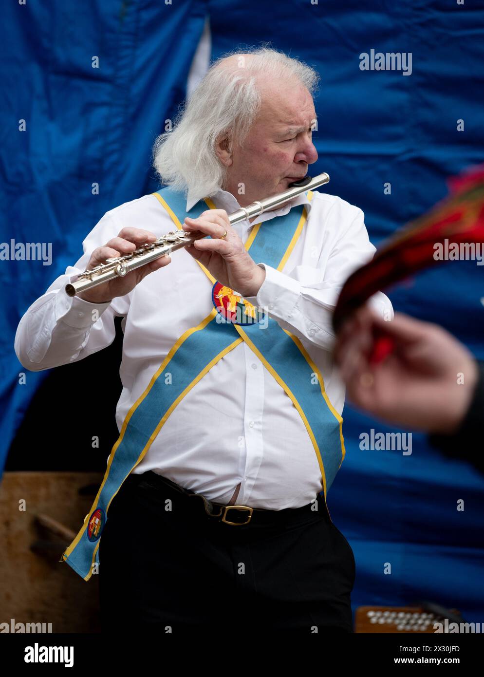 Musicien de danse Morris jouant de la flûte, Coventry, Royaume-Uni Banque D'Images