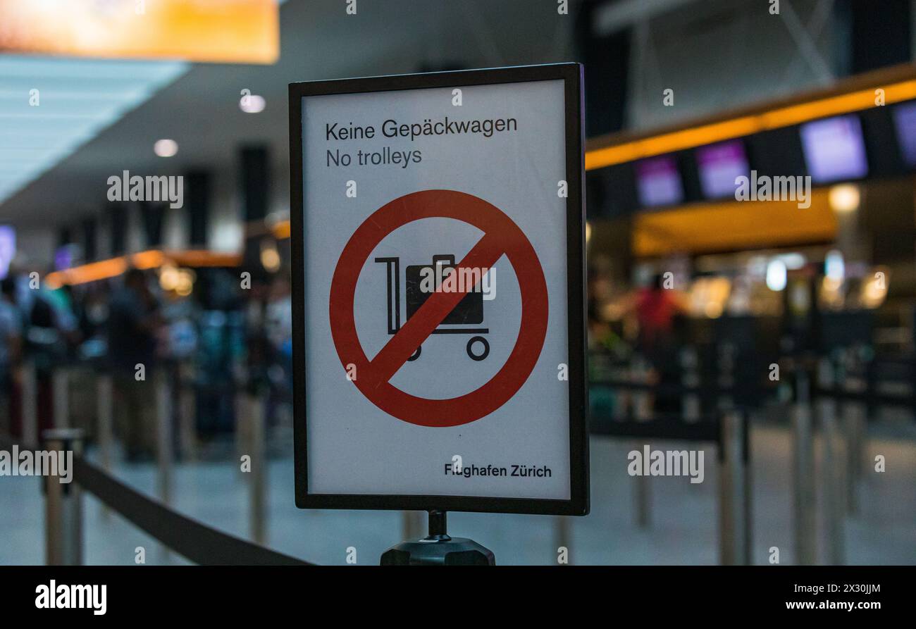 IM Check-in Bereich vor den Schalter sind am Flughafen Zürich Gepäckwagen verboten. (Zürich, Schweiz, 16.07.2022) Banque D'Images