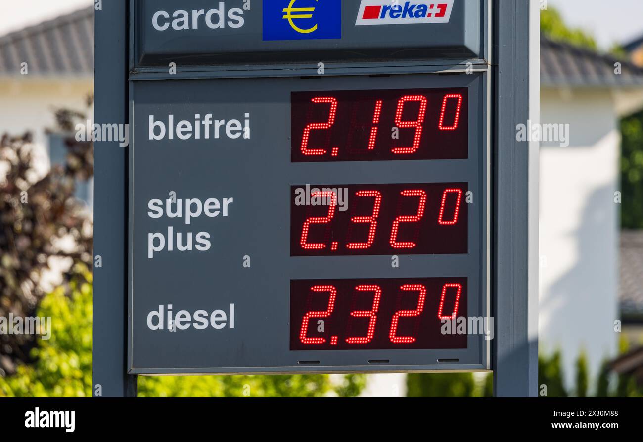 An der Avia Tankstelle im schaffhausischen Wilchingen liegend die Preise pro Liter Treibstoff noch immer deutlich über der zwei Franken Marke. (Wilchi Banque D'Images