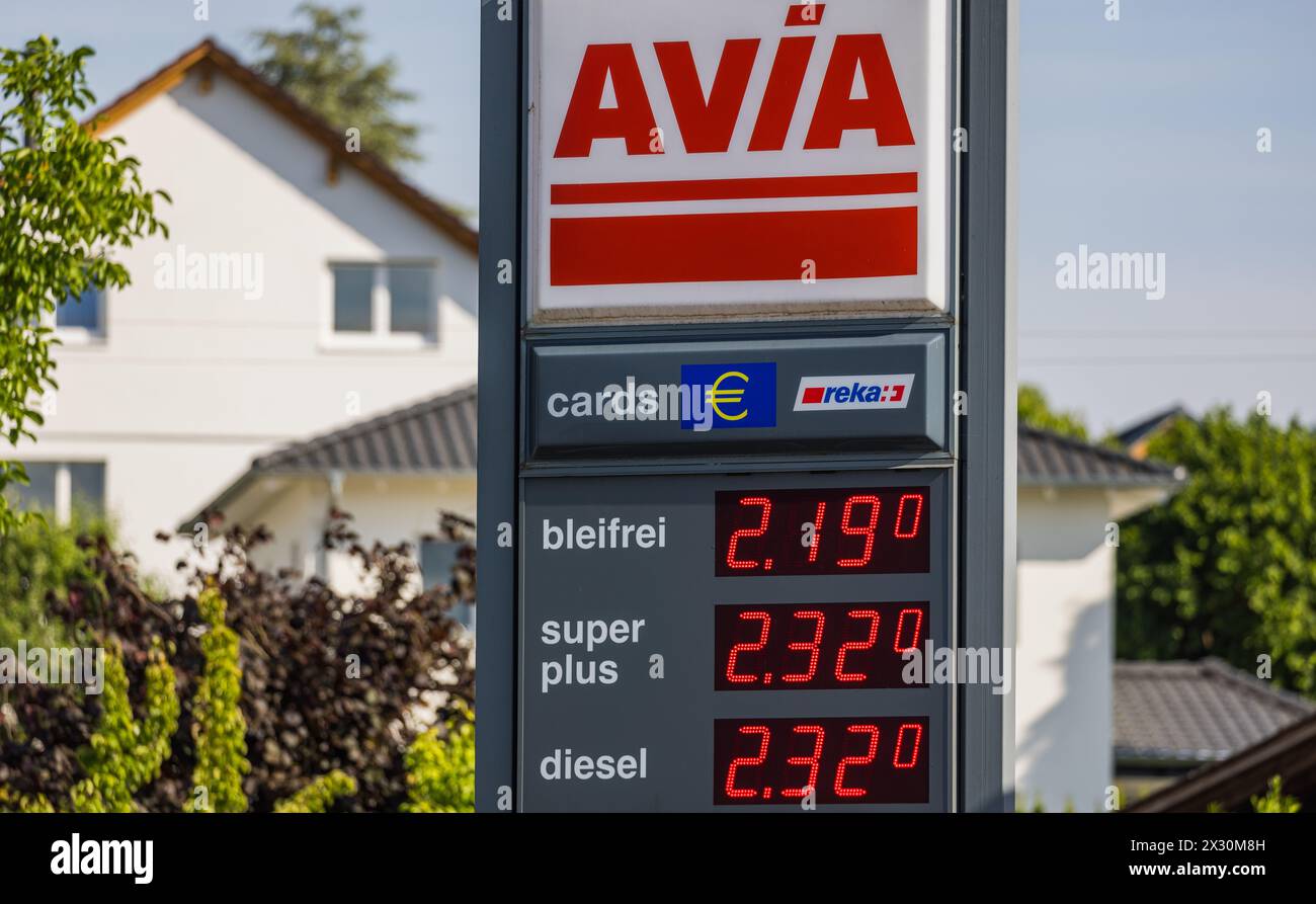 An der Avia Tankstelle im schaffhausischen Wilchingen liegend die Preise pro Liter Treibstoff noch immer deutlich über der zwei Franken Marke. (Wilchi Banque D'Images