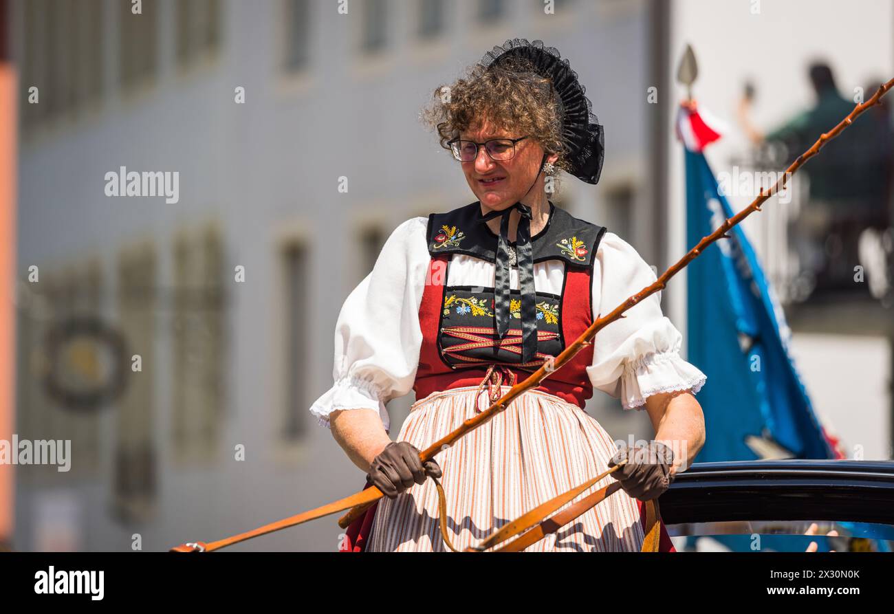 Mit Kutschen, Pferd und traditionellen Schweizer Trachten präsentieren sich die Teilnehmenden am grossen Festumzug am Sonntagnachmittag. (Bad Zurzach, Banque D'Images