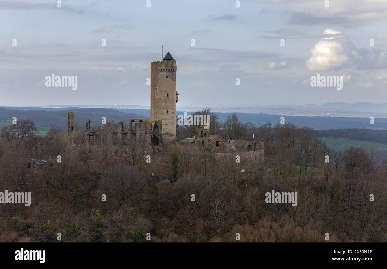 Brohl, Allemagne - 19 mars 2024 : image panoramique du vieux château d'Olbrueck dans la lumière du soir le 19 mars 2024 à Eifel, Rhénanie-Palatinat, Allemagne Banque D'Images