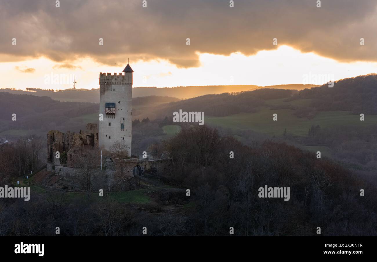 Brohl, Allemagne - 19 mars 2024 : image panoramique du vieux château d'Olbrueck dans la lumière du soir le 19 mars 2024 à Eifel, Rhénanie-Palatinat, Allemagne Banque D'Images