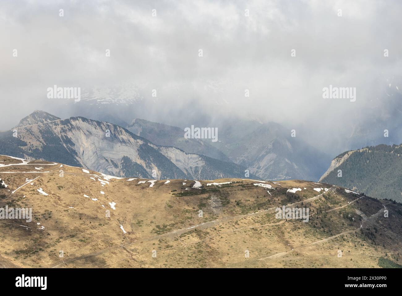 Montagnes d'hiver belle alpine panoramique. Vue aérienne par drone du glacier des montagnes des Alpes françaises près de Grenoble. Europe alpes en hiver. Les deux alpes Banque D'Images