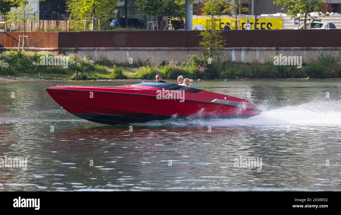 Ein Kapitän eines Schnellboots Hat Spass an der Geschwindigkeit auf dem Rhein. (Bâle, Schweiz, 09.05.2022) Banque D'Images