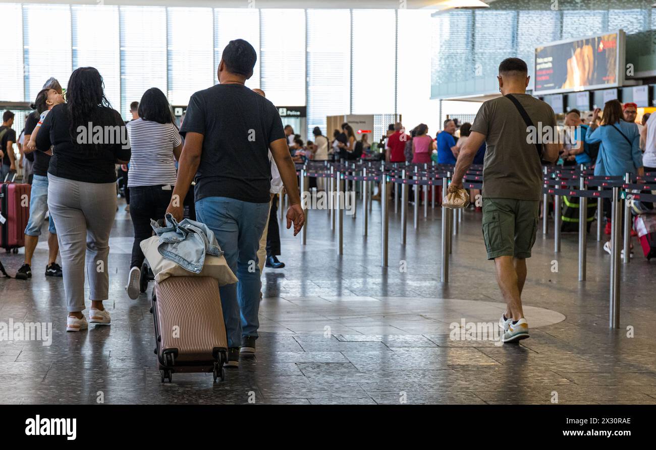 Reisende am Flughafen Zürich gehen zu ihrem Check-in Schalter.(Zürich, Suisse, 16.07.2022) Banque D'Images