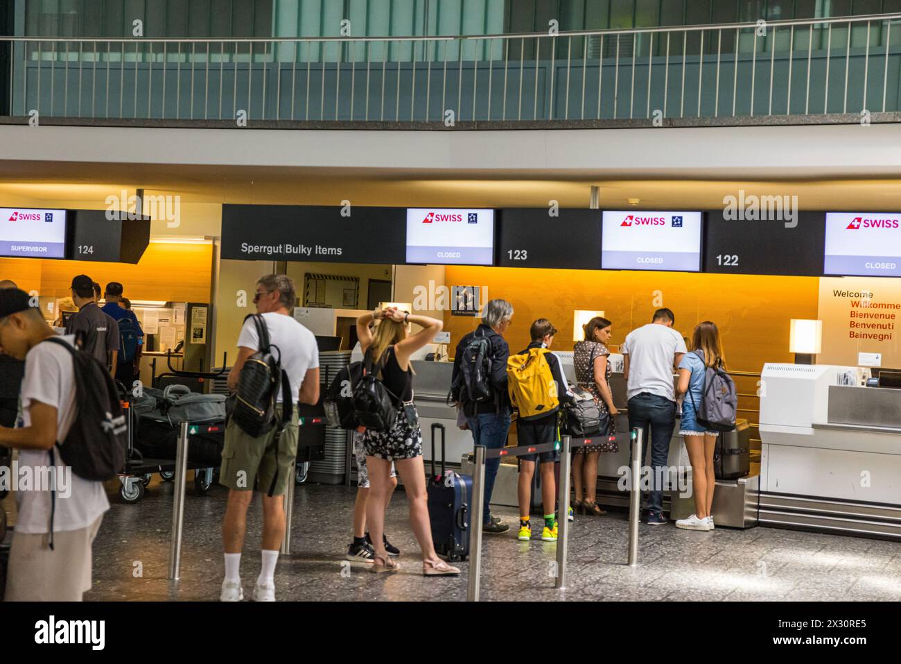 Reisende am Flughafen Zürich stehen an einem Check-in Schalter von Swiss International Airlines.(Zürich, Suisse, 16.07.2022) Banque D'Images