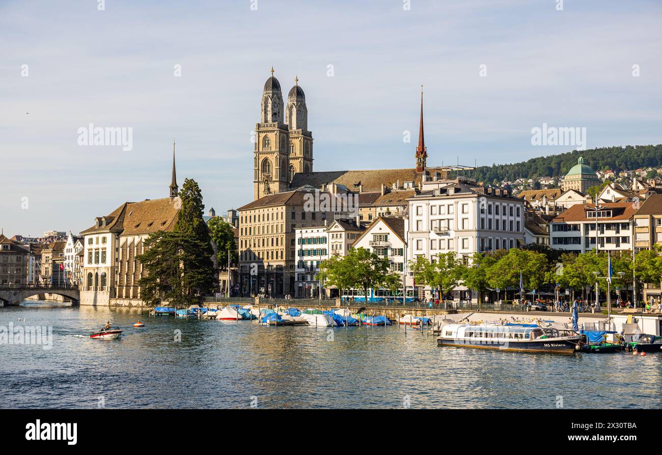 Die Kirche mit den zwei Türmen ist die reformierte Kirche Grossmünster. Nicht nur eine Sehenswürdigkeit, sondern auch eine Art Wahrzeichen der Stadt Z Banque D'Images