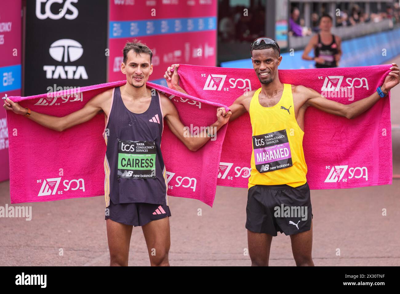 Emile Cairess et Mahamed Mahamed, troisième et quatrième finisseurs élites du marathon de Londres 2024, pose, Royaume-Uni Banque D'Images