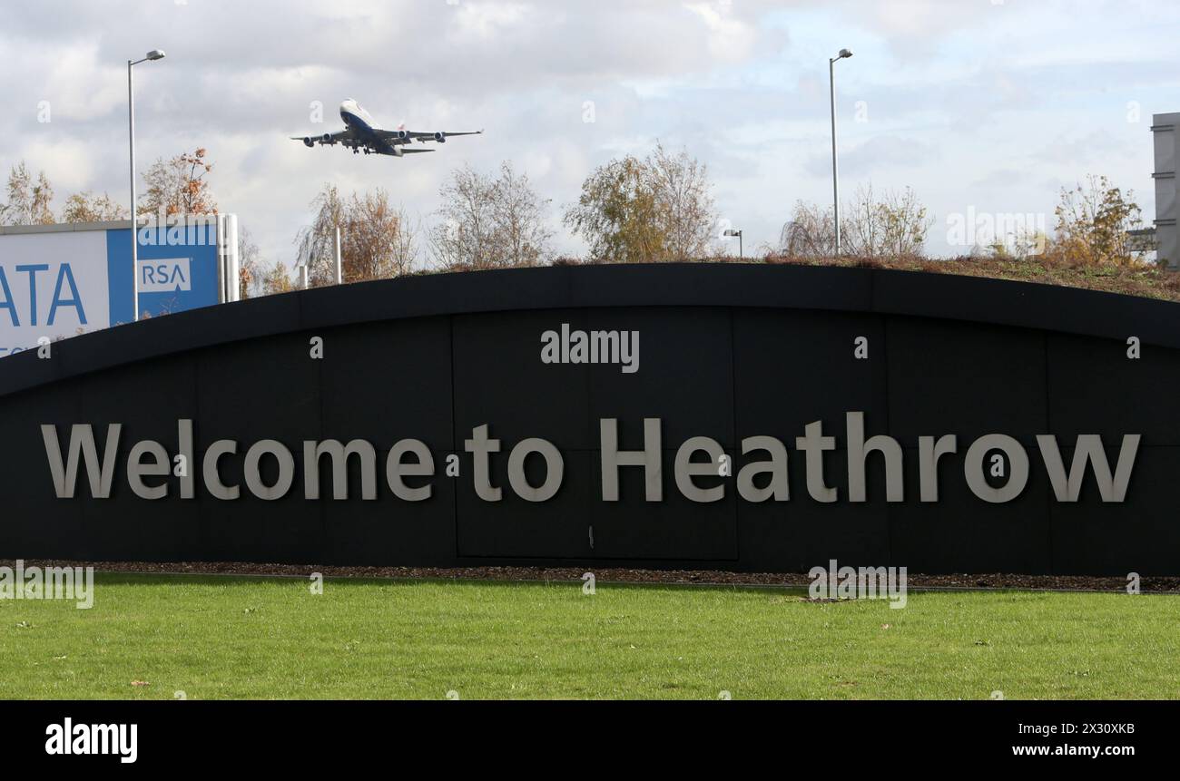 Photo du dossier datée du 29/10/2012 d'un avion de British Airways décollant de l'aéroport d'Heathrow. Heathrow a connu un trimestre record, avec un nombre de passagers en hausse de 9,5 % pour atteindre 18,5 millions. Il prévoit la saison des vacances d'été la plus chargée de l'histoire en 2024, avec 82,4 millions de personnes qui devraient passer par l'aéroport. Date d'émission : mercredi 24 avril 2024. Banque D'Images