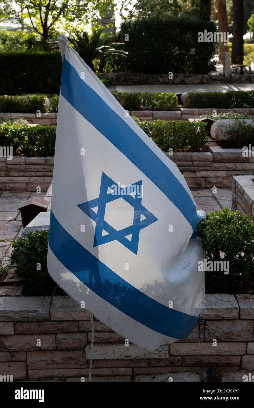 Un seul drapeau israélien placé sur la tombe d'un soldat israélien tombé dans le cimetière militaire du Mont Herzl à Jérusalem, en Israël. Banque D'Images