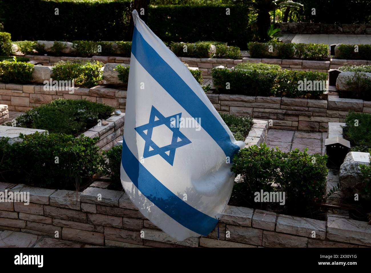 Un seul drapeau israélien placé sur la tombe d'un soldat israélien tombé dans le cimetière militaire du Mont Herzl à Jérusalem, en Israël. Banque D'Images