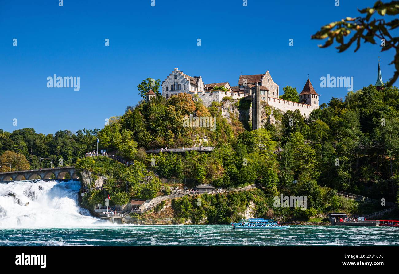 DAS Schloss Laufen liegt auf dem Gebiet des Kanton Zürich. Heute ist es ein Touristenmagnet. (Neuhausen am Rheinfall, Schweiz, 10.08.2022) Banque D'Images