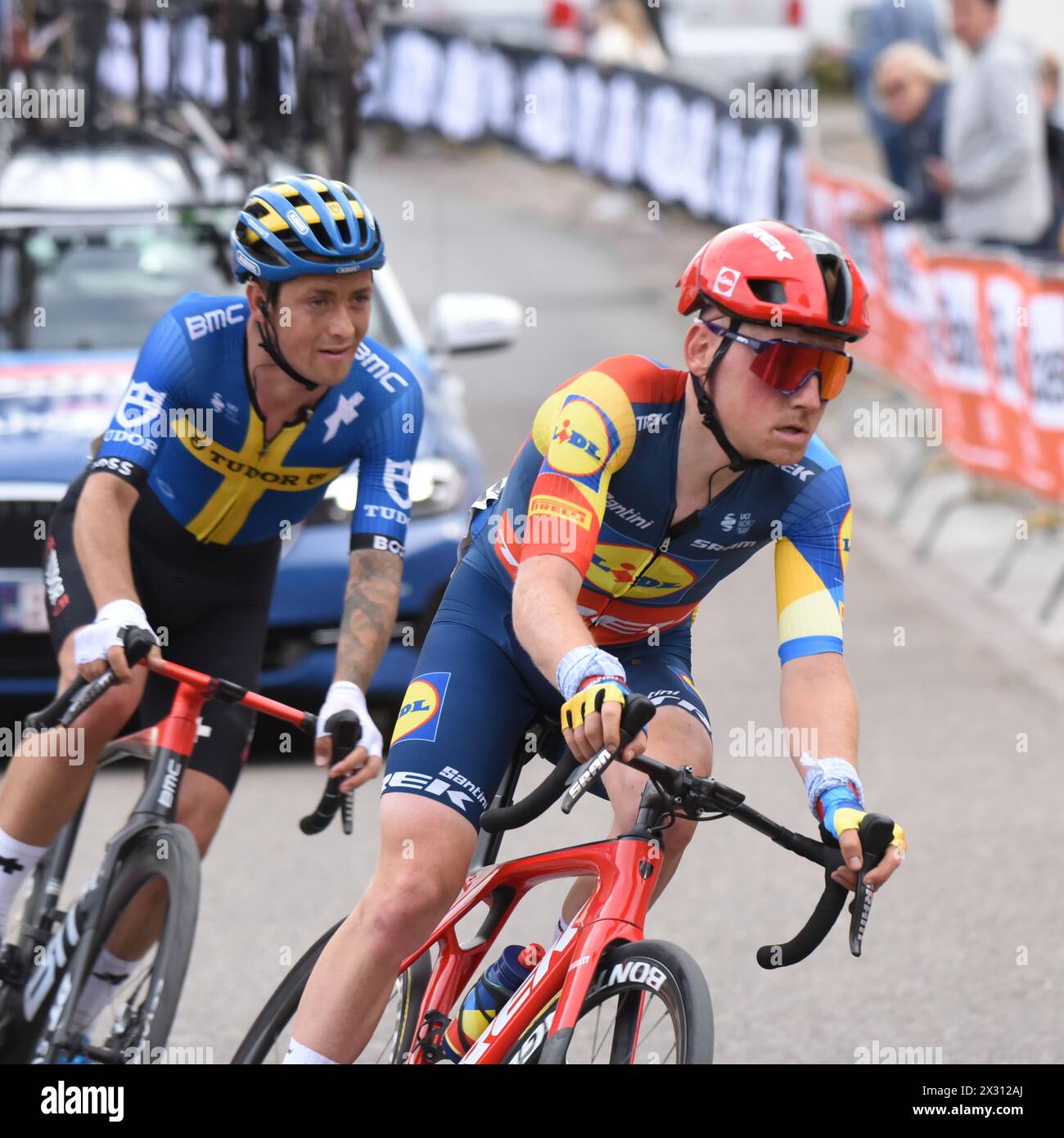 Sam Oomen (à droite) de Lidl-Trek Banque D'Images