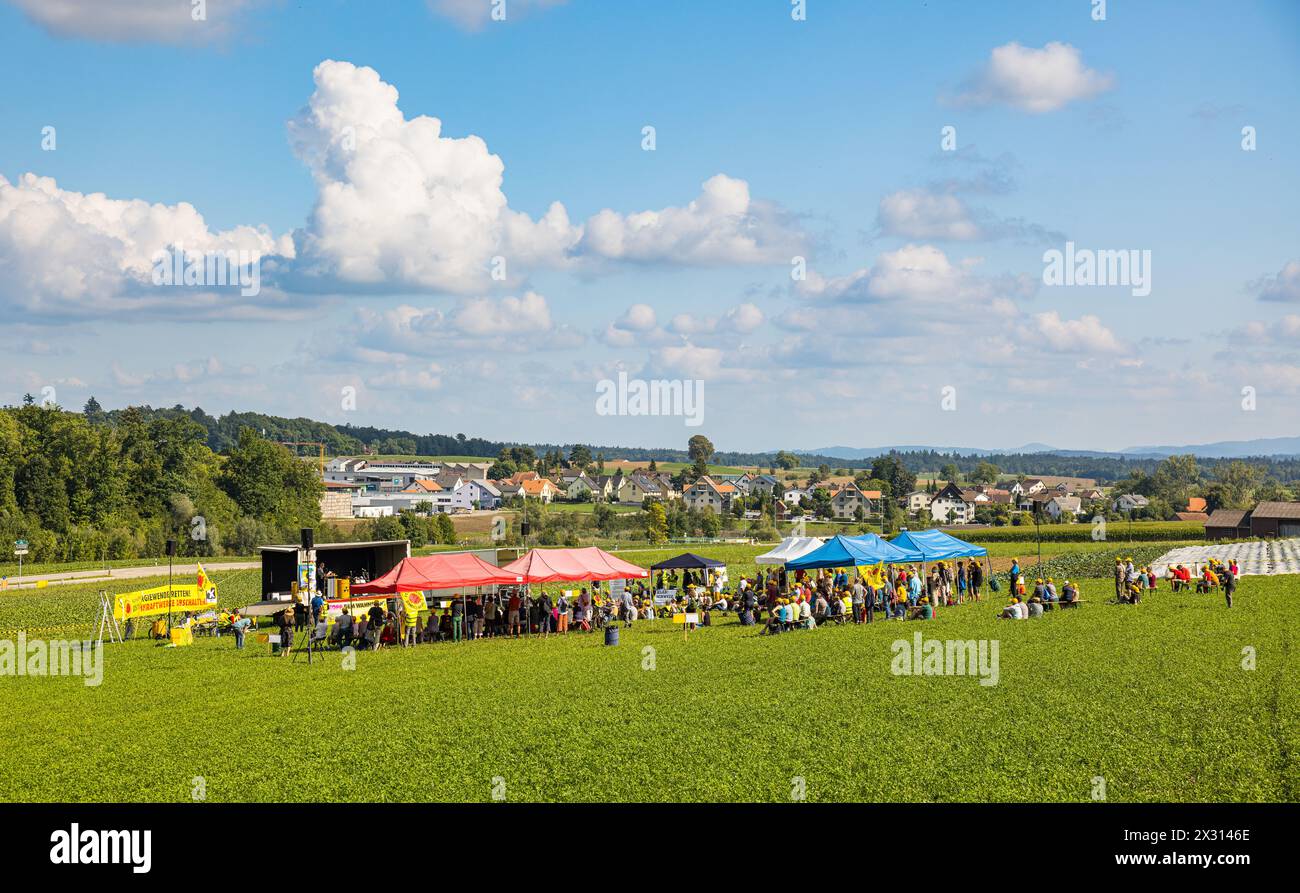 Auf einer Wiese, unweit der Gemeinde Marthalen im Zürcher Weinland, haben sich Atomkraftgegner versammelt. Neben dem das sie gegen die Atomkraft démo Banque D'Images