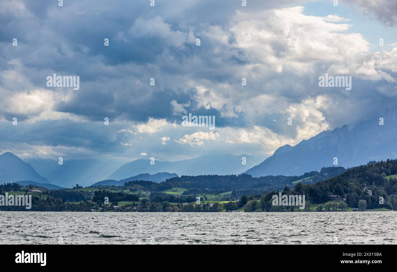 Blick über den stürmischen Zugersee dans Richtung Schweizer Alpen. Welche mit dicken Wolken verhangen sind. (Zoug, Schweiz, 10.09.2022) Banque D'Images