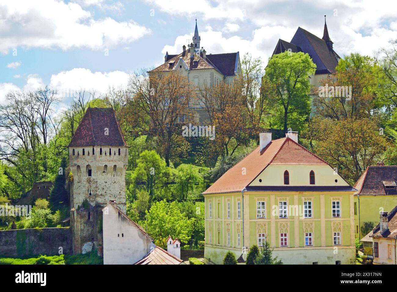 Vue sur l'architecture de la vieille ville de Sighisoara depuis la Tour de l'horloge : la Tour des forgerons, l'église sur la colline et d'autres bâtiments Banque D'Images