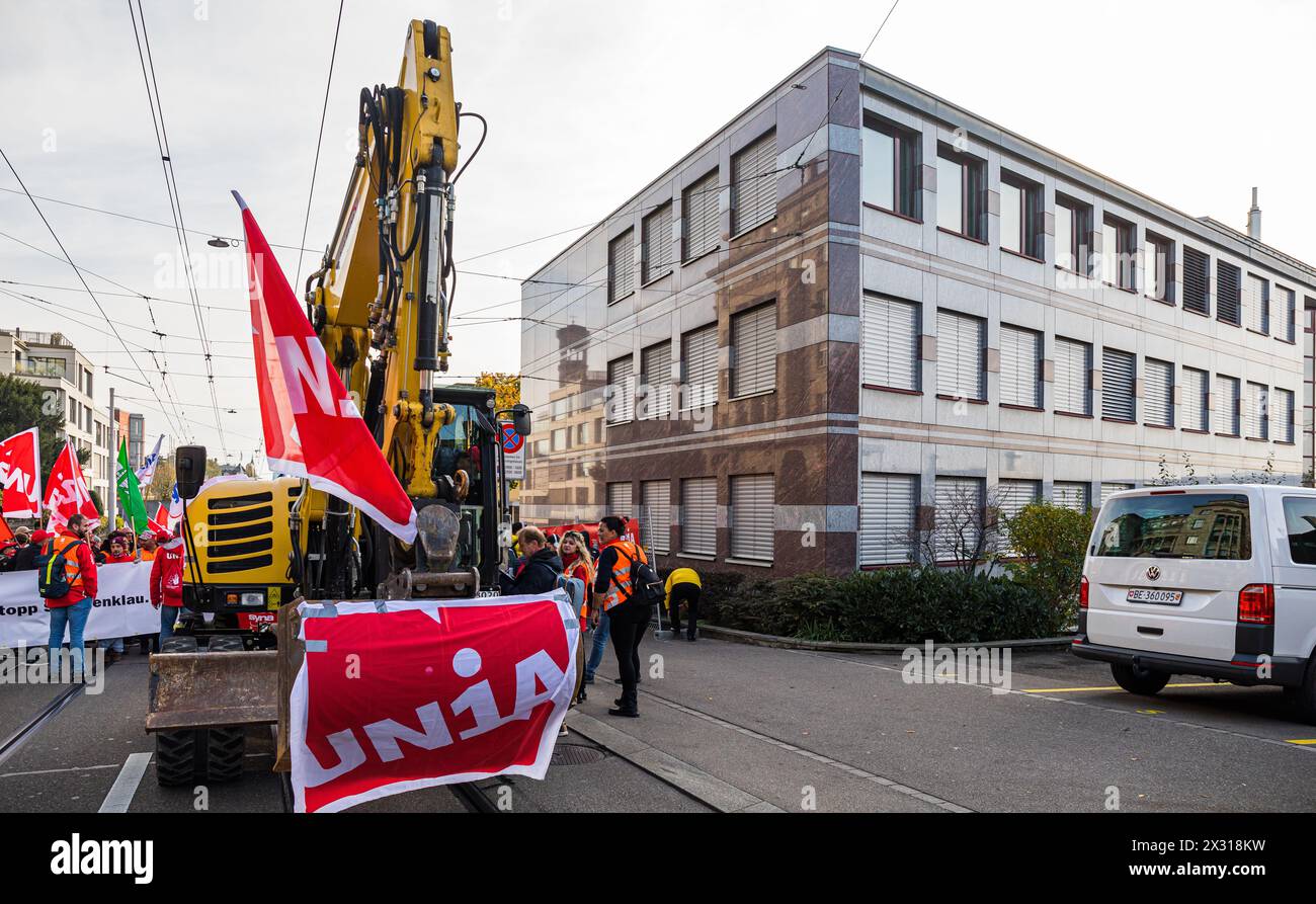 VOR dem Sitz der Schweizerischen Baumeisterverbandes werden Rauchpertaden gezündet. Der Verband ist der Gegenspieler der demonstrierenden Bauarbeiter. Banque D'Images