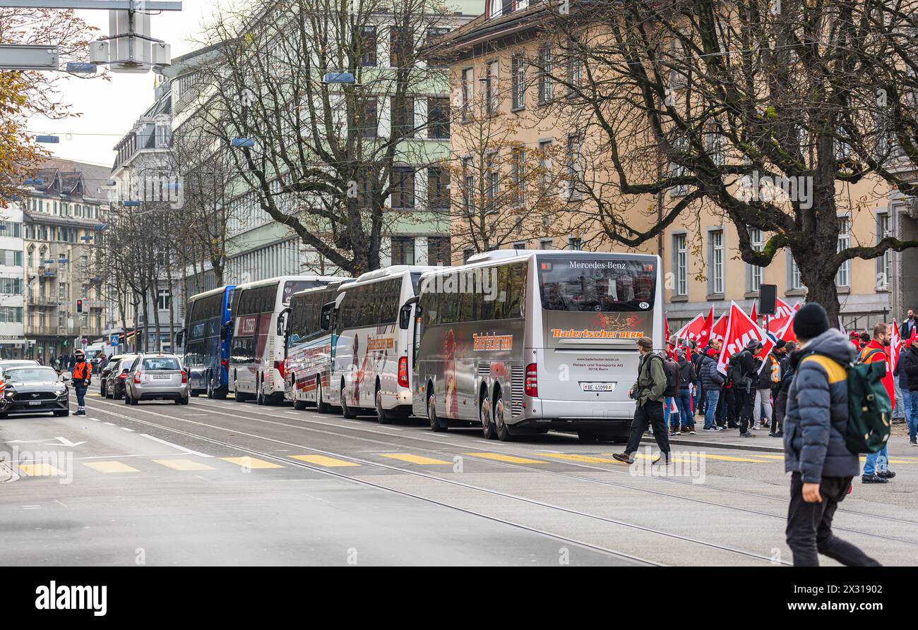 Mit zahreichen Bussen von Berner Carunternehmen wurden die Bauarbeiter nach Zürich gefahren. (Zürich, Schweiz, 11.11.2022) Banque D'Images