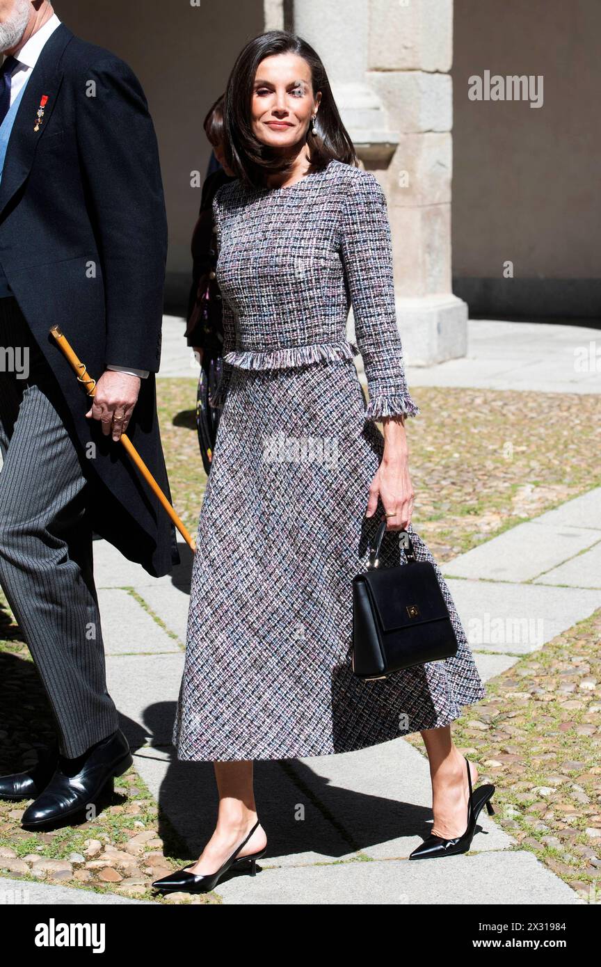 Königin Letizia von Spanien BEI der Verleihung des Premio Miguel de Cervantes für Literatur an Luis Mateo Diez in der Universidad de Alcala. Alcala de Henares, 23.04.2024 *** Reine Letizia d'Espagne à la présentation du Premio Miguel de Cervantes pour la littérature à Luis Mateo Diez à l'Universidad de Alcala Alcala de Henares, 23 04 2024 Foto:xDyDxFotografosx/xFuturexImagex cervantes 4420 Banque D'Images