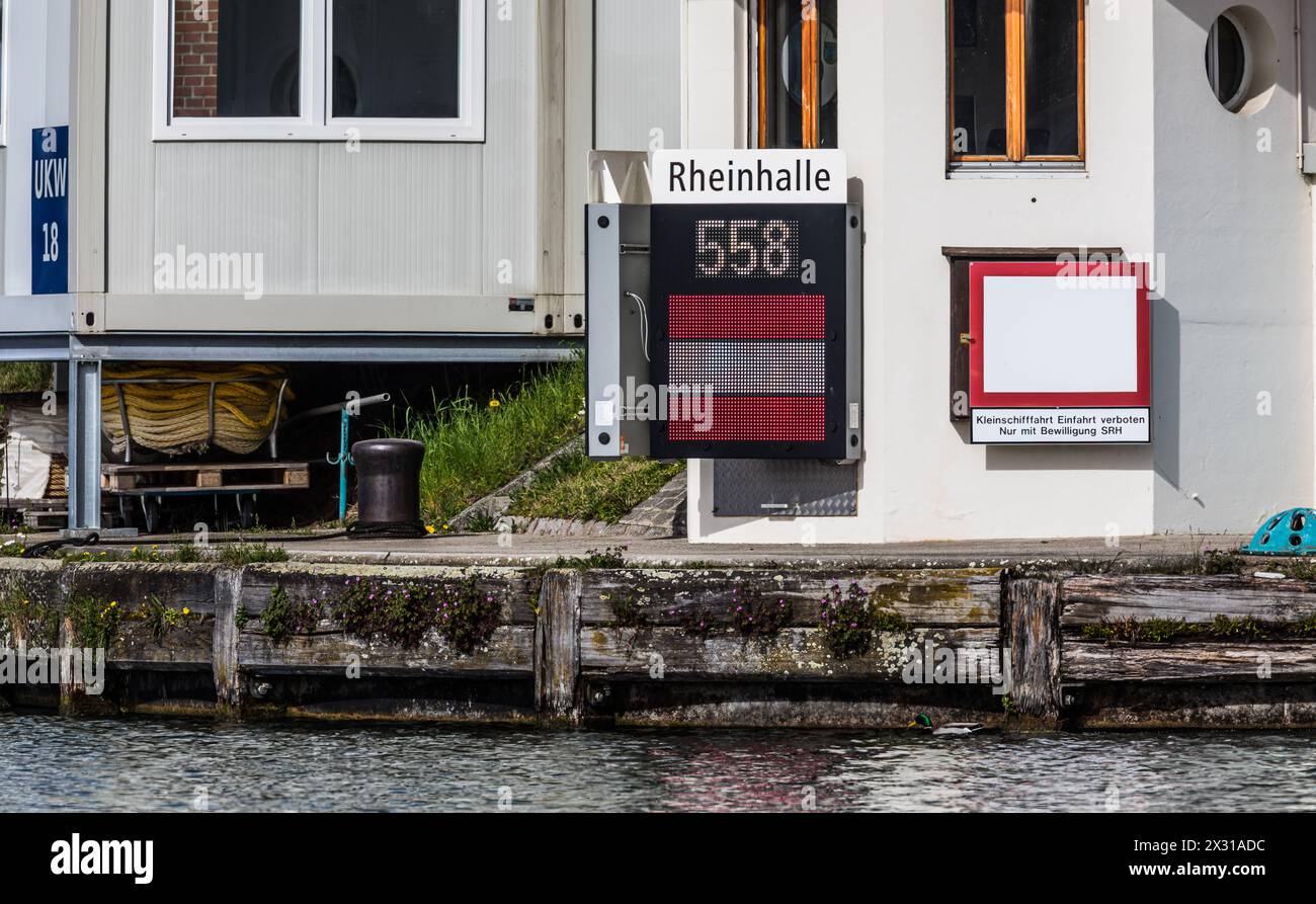 Pegel BEI der Messstelle Rheinhalle. DAS rot, weisse Symbol zeigt an, dass die Einfahrt in den Basler Rheinhafen nicht frei ist. (Bâle-Kleinhüningen, Banque D'Images