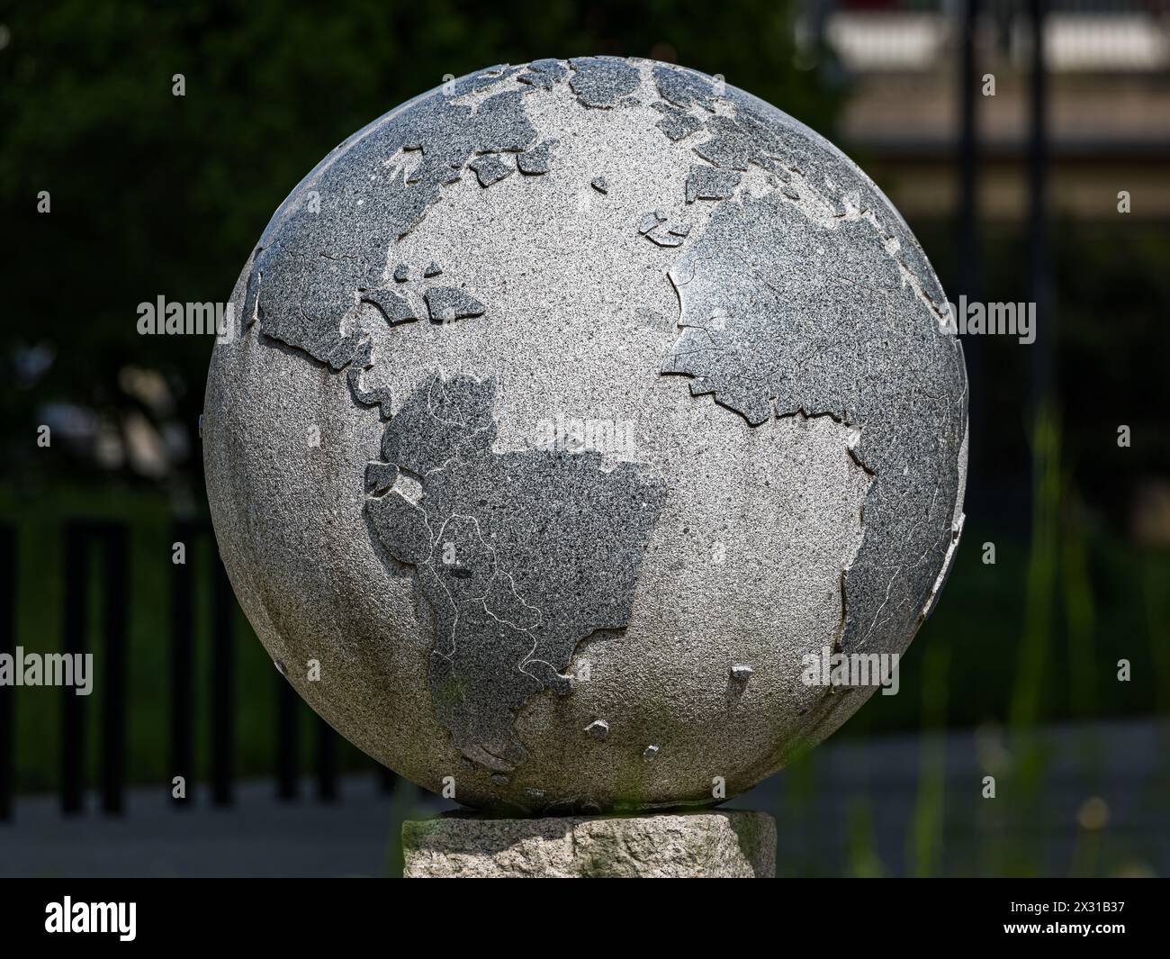 Blick auf eine aus Stein gefertigte Weltkugel. Zu sehen sind die Kontinente Süd- und Nordamerika, Afrika und Europa. (Zoug, Schweiz, 01.05.2022) Banque D'Images