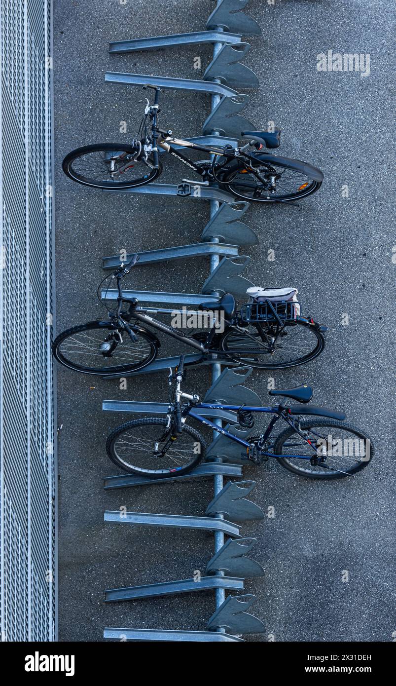 Fahrradständer, welche mit einigen Fahrrädern besetzt ist, am Flughafen Zürich. (Zürich, Schweiz, 24.07.2023) Banque D'Images