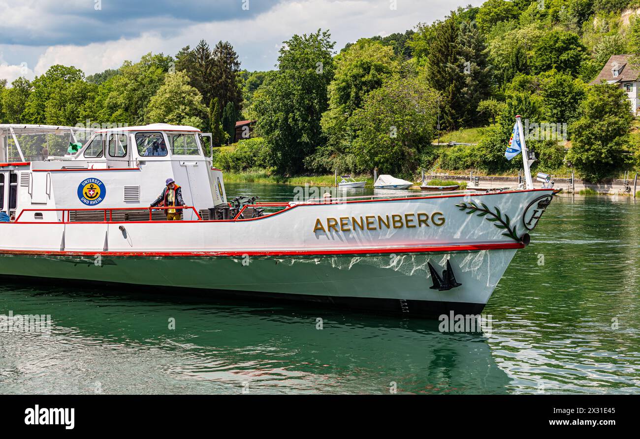 Der Bug der MS Arenenberg von der Schifffahrtsgesellschaft Untersee und Rhein während das Schiff an der Anlegestelle Diessenhofen angelegt ist. (Diess Banque D'Images