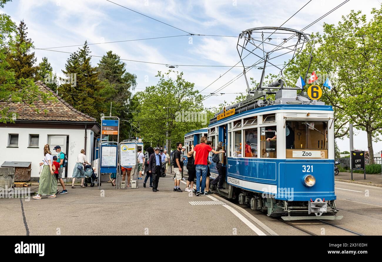 IM Jahr 1930 wurde das Tram StStZ ce 4/4 321 an die Städtische Strassenbahn Zürich abgeliefert. Es ist ein schwerer vierachsiger Motorwagen mit Mittel Banque D'Images