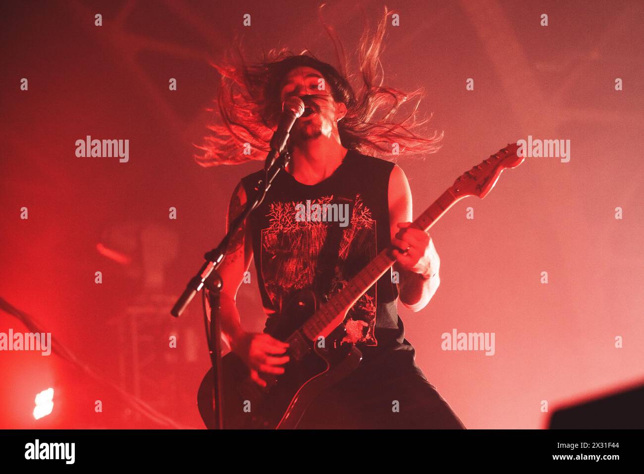 Tilburg, pays-Bas. 20 avril 2024. Le groupe de hardcore américain Frail Body donne un concert live lors du festival de metal néerlandais Roadburn Festival 2024 à Tilburg. Ici, le chanteur et guitariste Lowell Shaffer est vu en direct sur scène. (Crédit photo : Gonzales photo - Peter Troest). Banque D'Images