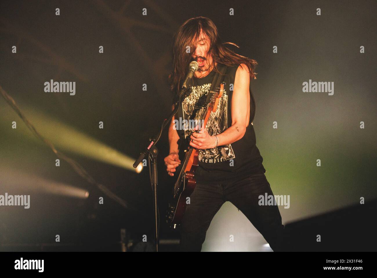 Tilburg, pays-Bas. 20 avril 2024. Le groupe de hardcore américain Frail Body donne un concert live lors du festival de metal néerlandais Roadburn Festival 2024 à Tilburg. Ici, le chanteur et guitariste Lowell Shaffer est vu en direct sur scène. (Crédit photo : Gonzales photo - Peter Troest). Banque D'Images