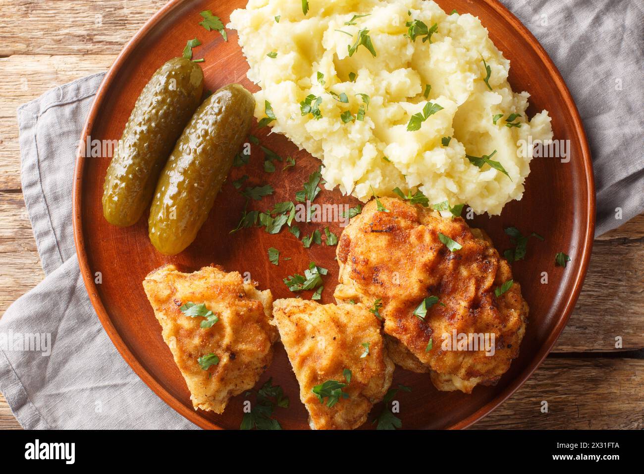 Boulette de porc tchèque Holandsky rizek au fromage, panée, servie avec purée de pommes de terre et gros plan mariné dans une assiette sur la table. Vie supérieure horizontale Banque D'Images