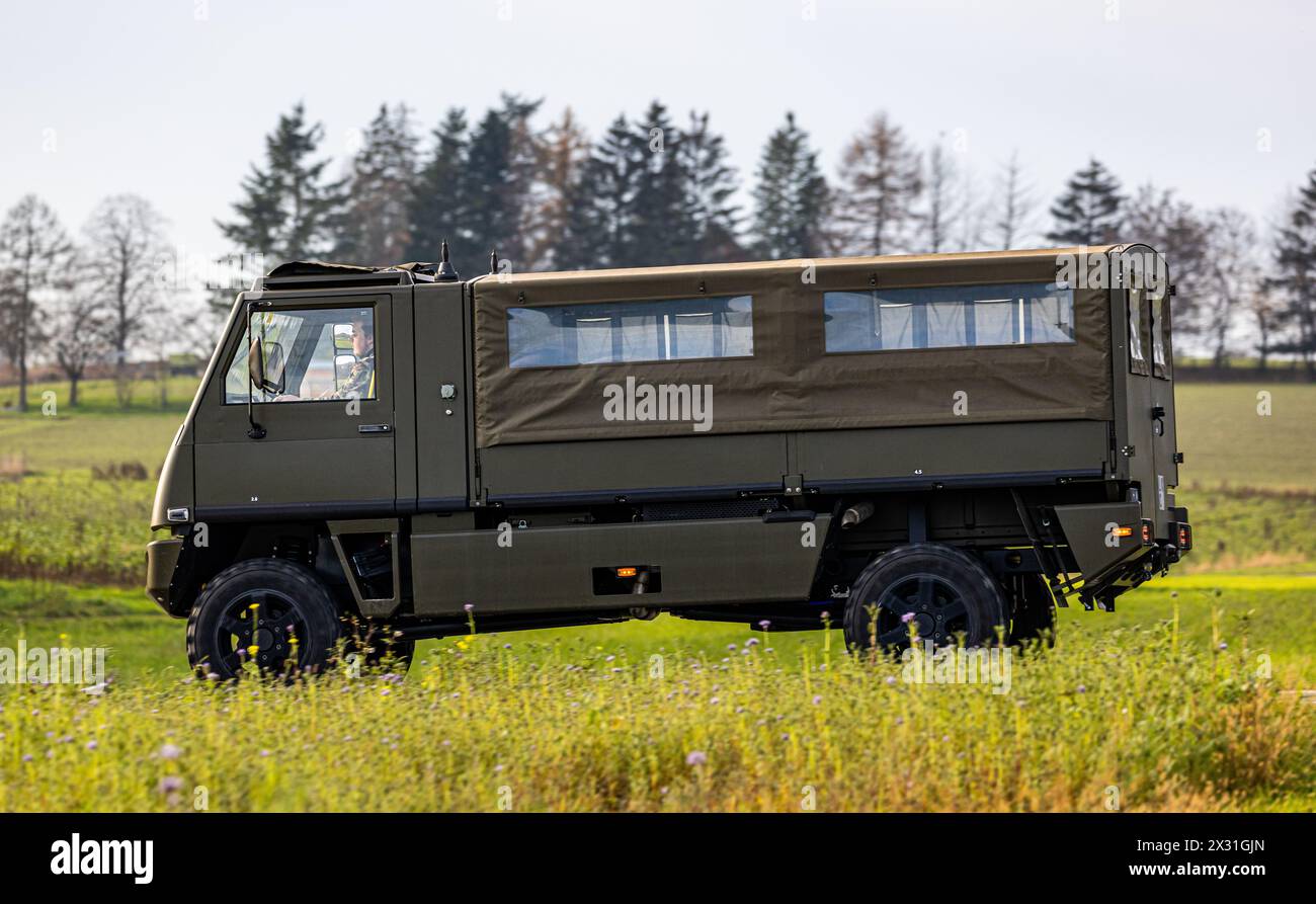 Ein Duro des Rüstungsherstellers Mowag AG der Schweizer Armee fährt auf einer Strasse im Kanton Thurgau. DAS Fahrzeug wird als Truppentransporter eing Banque D'Images