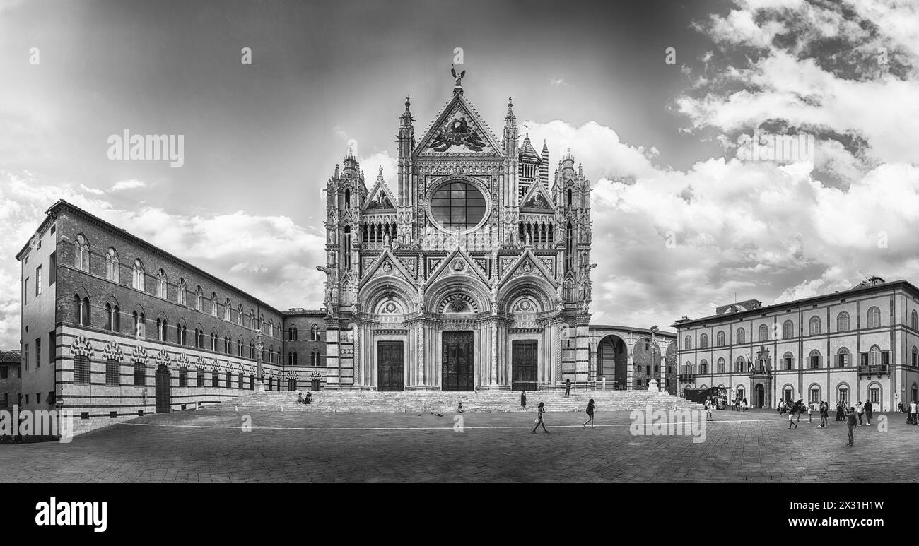 Sienne, ITALIE - 22 JUIN : vue panoramique sur la cathédrale gothique de Sienne, Toscane, Italie le 22 juin 2019. Achevé en 1348, l'église est dédiée t Banque D'Images