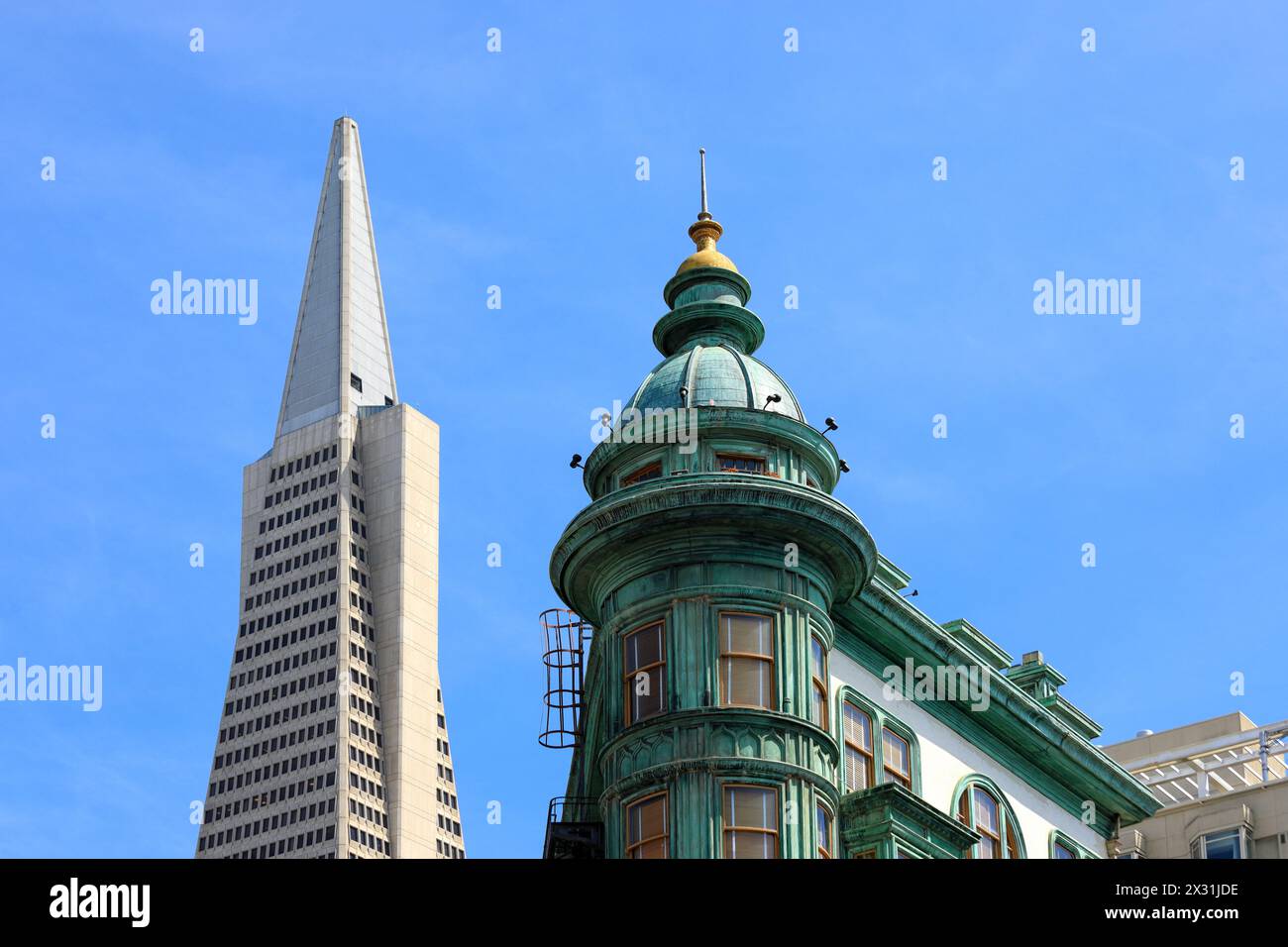 Géographie / voyage, États-Unis, Californie, San Francisco, Columbus Tower et Transamerica Pyramid, AUTORISATION-DROITS-SUPPLÉMENTAIRE-INFO-NOT-AVAILABLE Banque D'Images