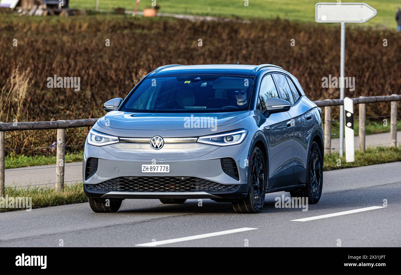 Ein VW ID.4 in grauer Farbe fährt auf einer strasse ausserorts im Zürcher Unterland. DAS Fahrzeug wird mit Strom angetrieben. (Oberglatt, Schweiz, 28. Banque D'Images