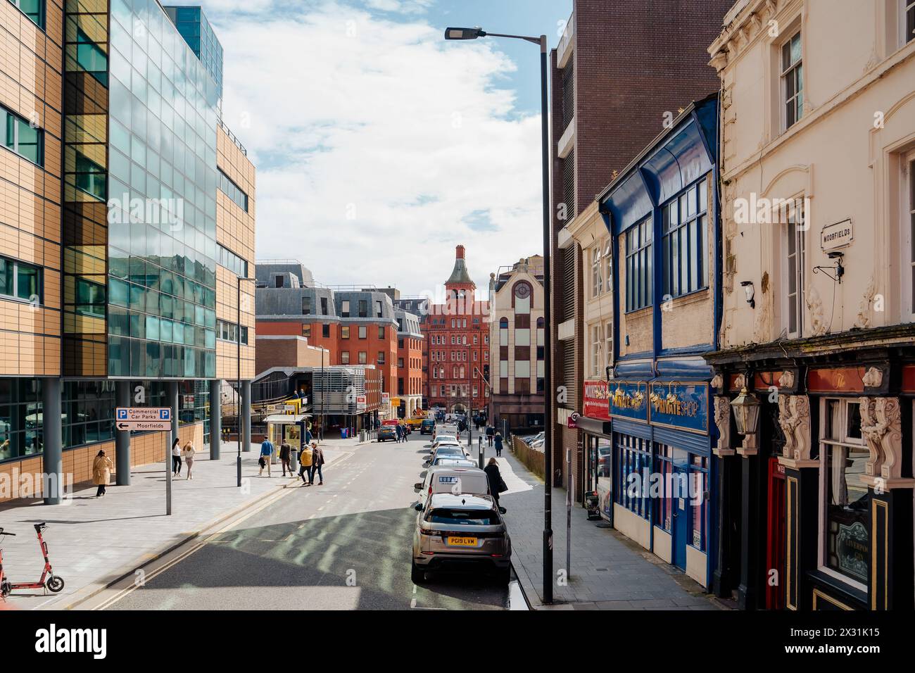 Liverpool, Royaume-Uni, 11 avril 2024 : une journée ensoleillée dans la rue près de la gare de Moorfields. Au bout de la rue, vous pouvez voir la construction historique de briques Banque D'Images