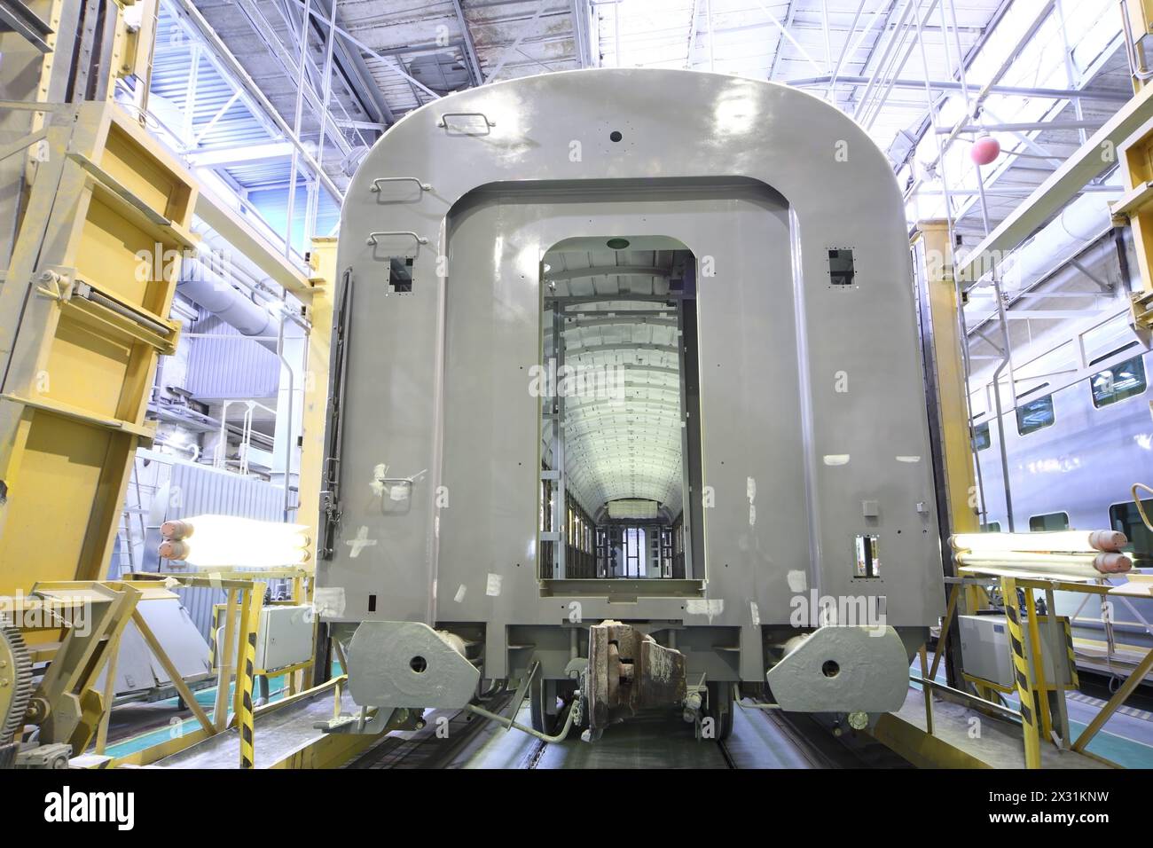 TVER - Jun 05 : la fin de la carrosserie du wagon sans rembourrage dans l'atelier des travaux de transport de Tver, le 05 juin 2013 à Tver, Russie. Banque D'Images