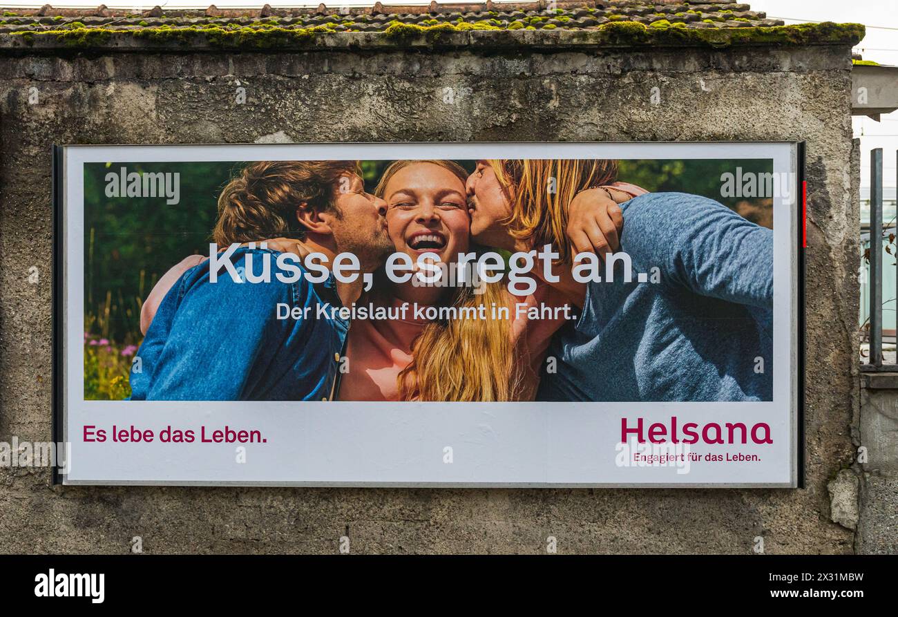 Die grösste Krankenkasse der Schweiz Helsana macht unmittelbar beim Bahnhof Schaffhausen Werbung um Neukunden anzuwerben. (Schaffhausen, Schweiz, 06,1 Banque D'Images