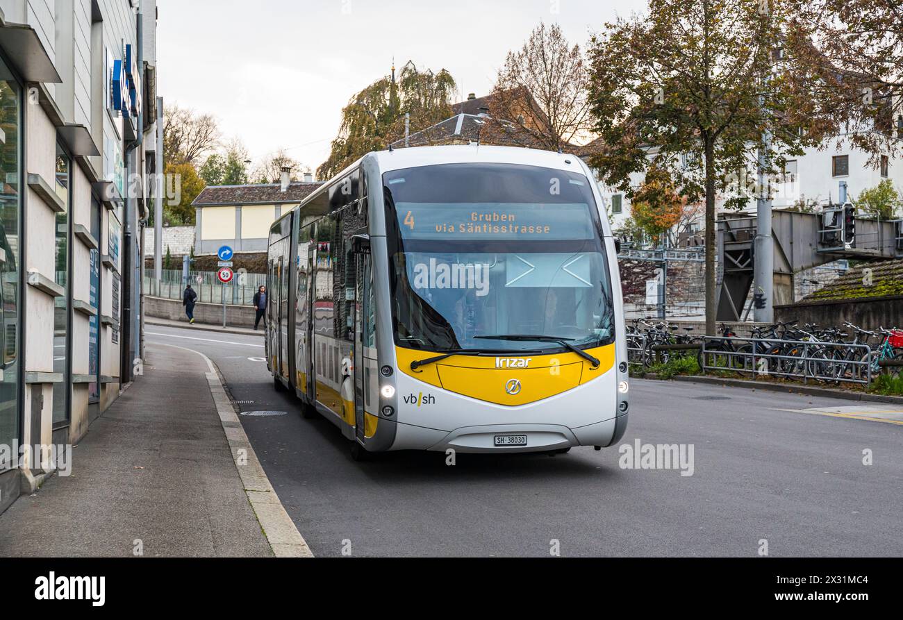 Ein Elektrobus im öffentlichen Verkehr von den Verkehrsbetrieben Schaffhausen fährt zum Bahnhof Schaffhausen. (Schaffhausen, Schweiz, 06.11.2022) Banque D'Images