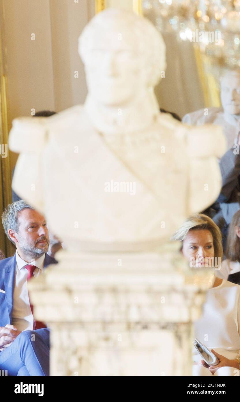 Le gouverneur de la Banque nationale (BNB-NBB) Pierre Wunsch et la reine Mathilde de Belgique photographiés lors de la remise du Prix Reine Mathilde 'ISEE/IDO' du Fonds Reine Mathilde, au Palais Royal de Bruxelles, mercredi 24 avril 2024. Chaque année, le fonds soutient des dizaines d’initiatives en Belgique qui autonomisent les enfants et les jeunes vulnérables. L'appel de projet «je VOIS, IDÉE, je FAIS» fournit spécifiquement un soutien et une orientation professionnelle aux jeunes qui cherchent des solutions aux défis locaux et vise donc à encourager l'entrepreneuriat social chez les jeunes. Pendant ce dernier Banque D'Images